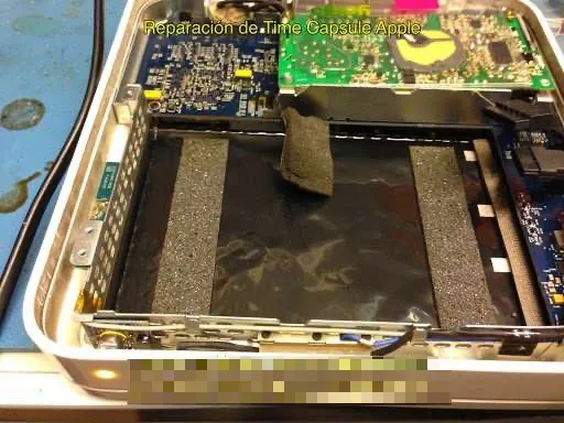 Circuito interno del Time Capsule de Apple en reparación . Servicio técnico 
